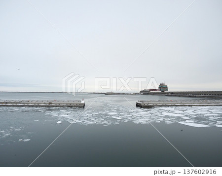 紋別港の流氷の風景 137602916