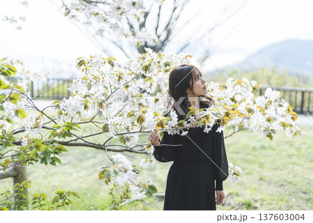 花を楽しむ若い女性 137603004