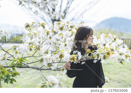 花を楽しむ若い女性 137603006