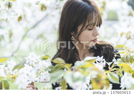 花を楽しむ若い女性 137603013