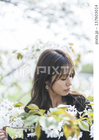 花を楽しむ若い女性 137603014