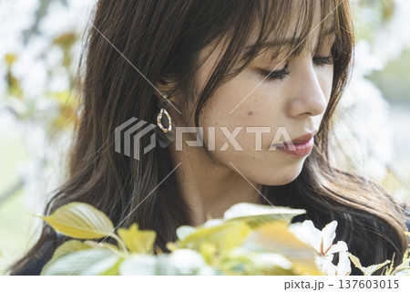 花を楽しむ若い女性 137603015