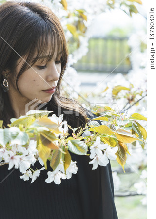 花を楽しむ若い女性 137603016