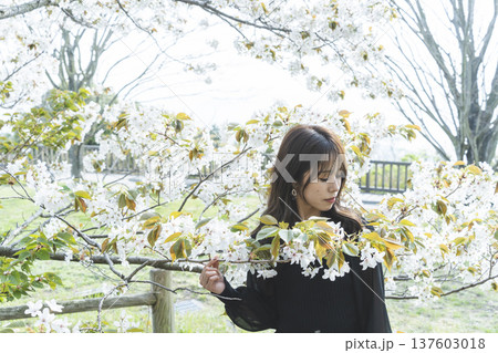 花を楽しむ若い女性 137603018