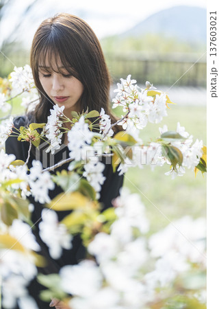 花を楽しむ若い女性 137603021