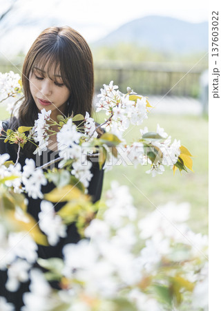 花を楽しむ若い女性 137603022