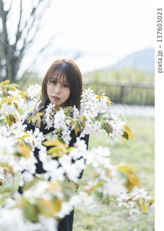 花を楽しむ若い女性 137603023
