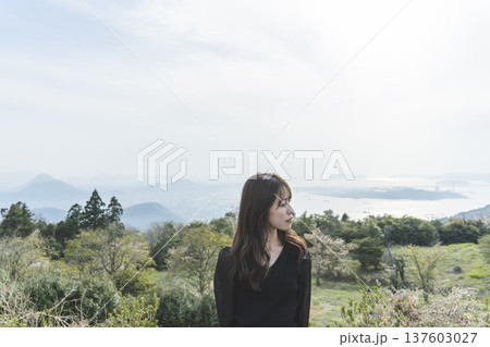 花を楽しむ若い女性 137603027