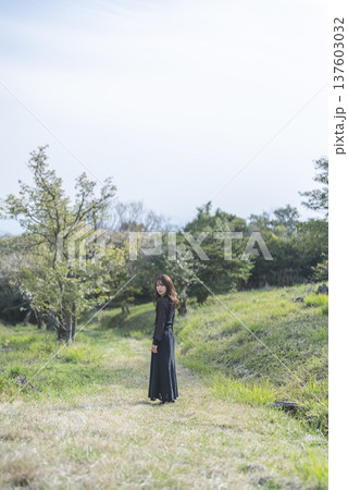 花を楽しむ若い女性 137603032