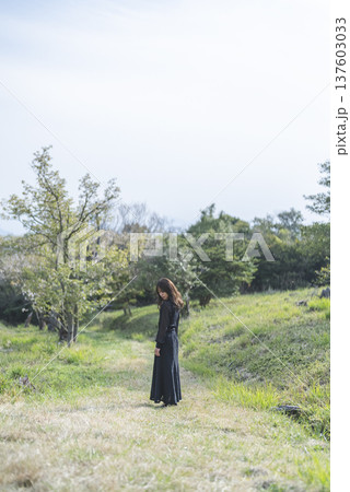 花を楽しむ若い女性 137603033