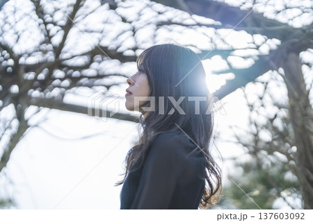 自然の中の女性 自然の中の女性 137603092