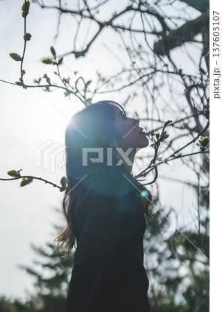 自然の中の女性 137603107