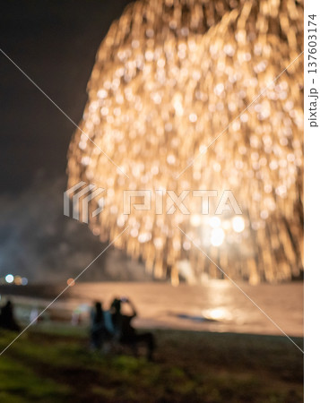 三重県　津市　津花火大会　花火を見上げるカップルのイメージ　 137603174