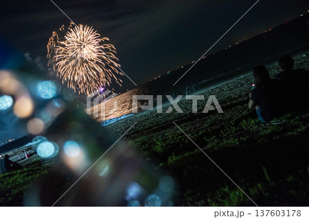 三重県　津市　津花火大会　花火を見上げるカップルのイメージ 137603178