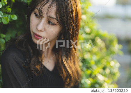 夕暮れの散歩を楽しむ女性 137603220