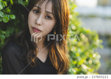 夕暮れの散歩を楽しむ女性 夕暮れの散歩を楽しむ女性 137603221