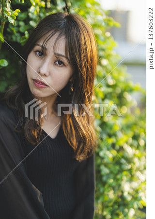 夕暮れの散歩を楽しむ女性 137603222