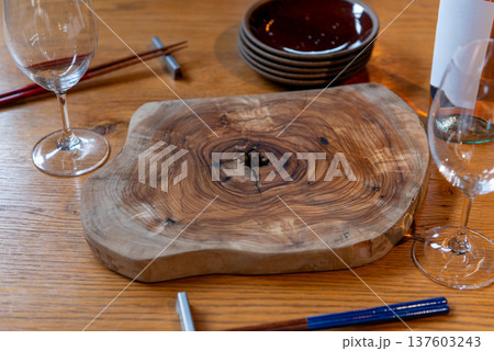 天然木の年輪が美しいカッティングボードとテーブルセット 137603243