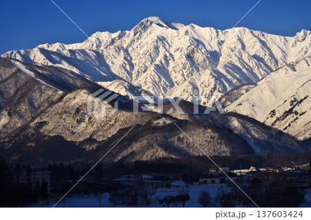 厳冬の白馬村天神坂付近から朝日を浴びる五竜岳を望む 厳冬の白馬村天神坂付近から朝日を浴びる五竜岳を望む 137603424