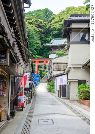 江の島弁財天仲見世通りから望む江島神社の風景　観光地の商店街と朱色の鳥居が続く歴史的な参道の街並み 137603427