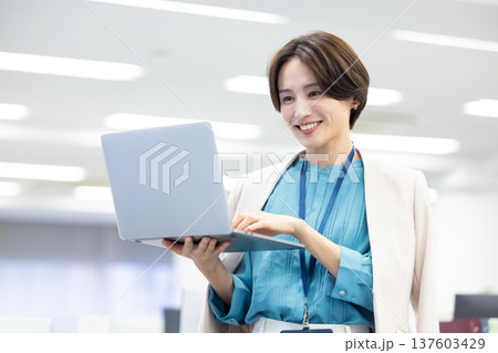 ビジネス　パソコンを見ている女性 137603429