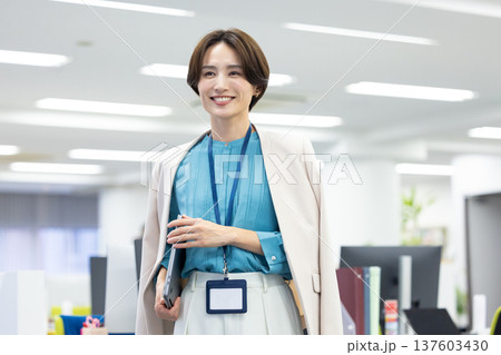 ビジネス　パソコンを持っている女性のポートレート 137603430