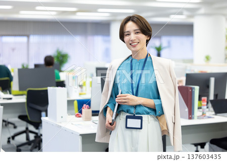 ビジネス パソコンを持っている女性のポートレート ビジネス パソコンを持っている女性のポートレート 137603435