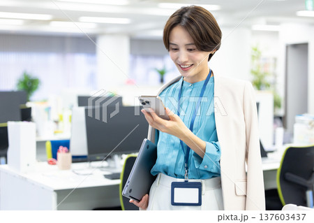 ビジネス スマホを見ている女性 ビジネス スマホを見ている女性 137603437