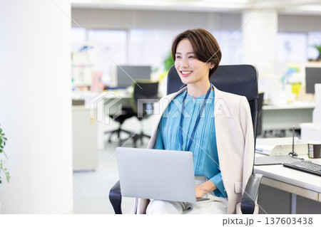ビジネス パソコンを見ている女性 ビジネス パソコンを見ている女性 137603438