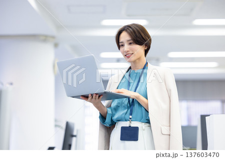 ビジネス　パソコンを見ている女性 137603470