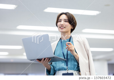 ビジネス　パソコンを見ている女性 137603472