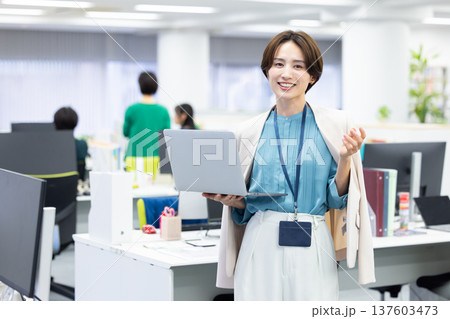 ビジネス　パソコンを見ている女性 137603473