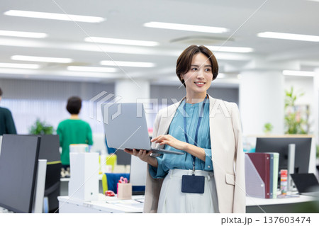 ビジネス パソコンを見ている女性 ビジネス パソコンを見ている女性 137603474