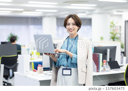 ビジネス　パソコンを見ている女性 137603475