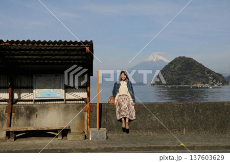 バス停でバスを待つ女性 137603629