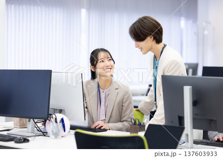 ビジネス オフィスで働く女性 ビジネス オフィスで働く女性 137603933