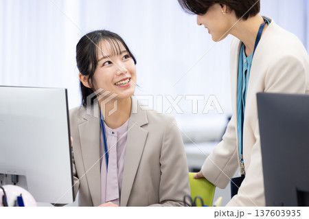 ビジネス オフィスで働く女性 ビジネス オフィスで働く女性 137603935