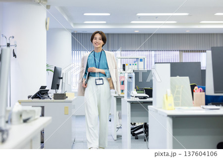ビジネス　パソコンを持っている女性のポートレート 137604106