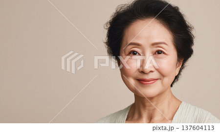穏やかな笑顔を浮かべるシニア女性のビューティーポートレート 137604113