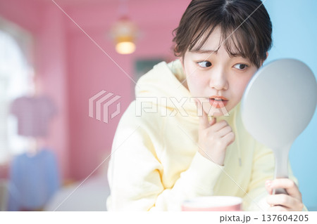 肌荒れが気になる若い女性 137604205