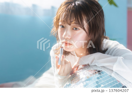 若い女性のビューティーイメージ 137604207