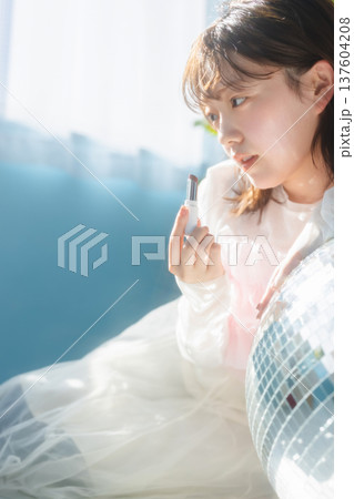 若い女性のビューティーイメージ 137604208