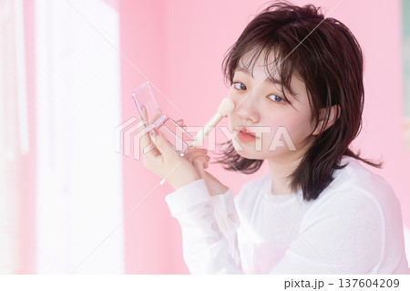若い女性のビューティーイメージ 137604209