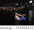 ライトアップされた隅田川の吾妻橋と屋形船 137604212
