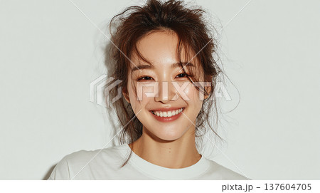 透明感のある美しい素肌と明るい笑顔のクローズアップ 137604705