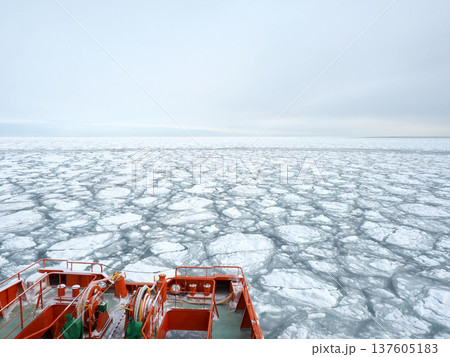 オホーツク海の流氷と砕氷船（紋別） 137605183
