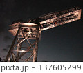 ライトアップされた横浜ハンマーヘッドのハンマーヘッドクレーン 137605299
