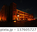 ライトアップされた赤レンガ倉庫 137605727