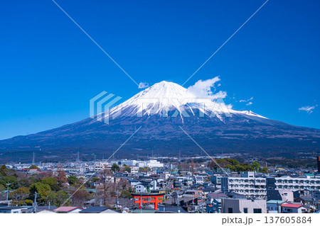 【富士山素材】富士山と富士宮市街地【静岡県】 【富士山素材】富士山と富士宮市街地【静岡県】 137605884