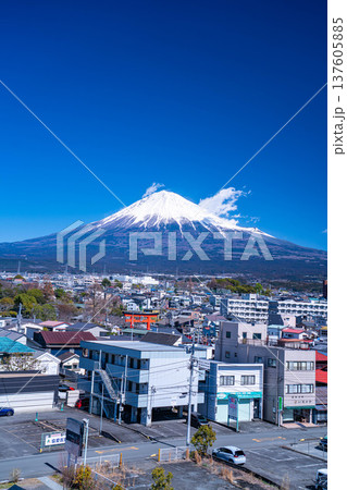 【富士山素材】富士山と富士宮市街地【静岡県】 【富士山素材】富士山と富士宮市街地【静岡県】 137605885